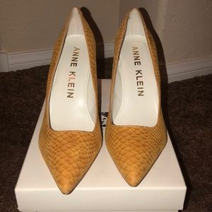 🌸 Anne Klein Yellow Pumps